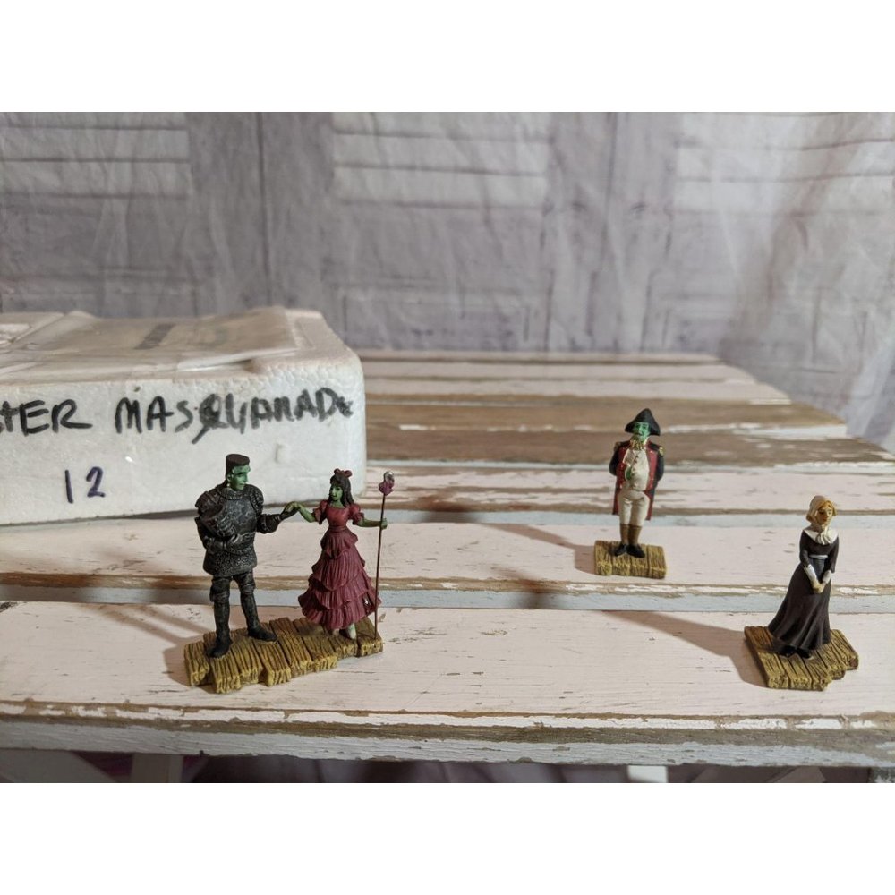 Hawthorne‎ village Munsters masquerade figurine set